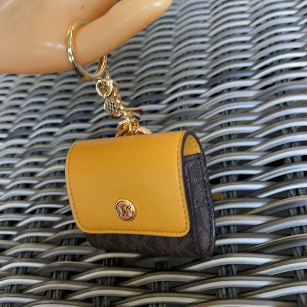 Michael Kors Jet Set Travel AirPod Case